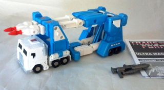 ULTRA MAGNUS is in very good condition and comes with his gun and his