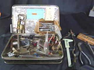 Uhrmacher Nachlass diverse Einzelteile und Werkzeug (C13 57)