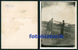 altes Foto Pärchen vor Flugzeug auf Landeplatz 1927