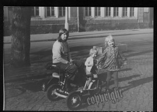 Foto Kinder Mädchen mit Liliput Dreirad DDR Strassenszene