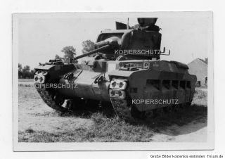 Foto zeigt englische Panzer in Kampfgelände in Belgien, wahrschein in