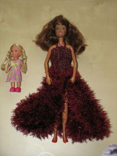 Barbie mit leuchtendem Herz an Halskette und eine Kinder Puppe