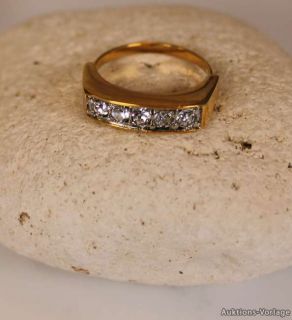 Schöner Ring; vergoldet, mit 5 Zirkonia; Damenring, PASST Grösse