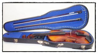 alte Geige mit Zettel im Kasten und 2 Stück Bögen E436