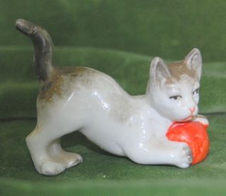 B446/ Porzellan Figur Porzellanfigur spielende Katze alt !!