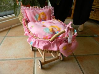 HandarbeitRosa Puppenbett/Puppenwagen mit Bettwäsche+Unterbett für