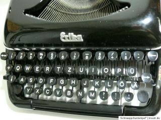 Es handelt sich hier um eine Schreibmaschine aus längst vergangenen