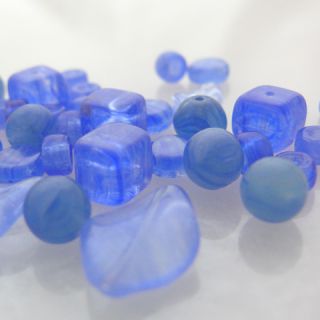50 Glas Perlen Mix Mischung blau 4 17mm Rocailles Wuerfel Perlenmix