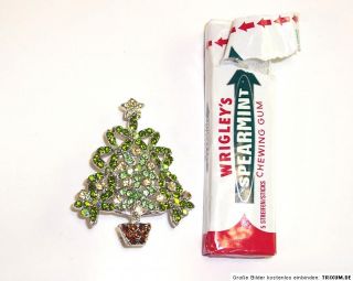 Entzückende Brosche Weihnachtsbaum grün weiß versilbert Weihnachten