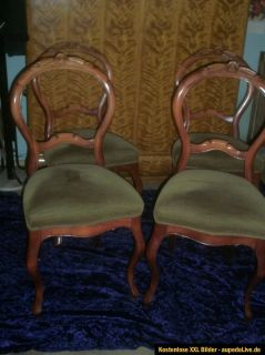 wunderschöne alte Stühle oben mit Rose eingearbeitet
