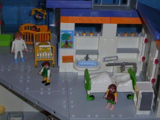 Playmobil   Krankenhaus 4404 mit Krankenwagen 4421 und