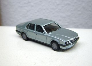 BMW 735i ( E32 )   eisblau metallic   Nr. 3043   1:87