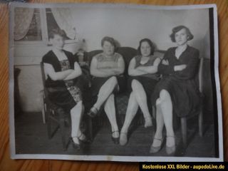 Alte Foto Portrait Vier Damen Frauen auf der Couch Anfang April 1929