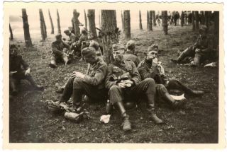 Orig.Foto, WH Soldaten Essen Pause Stiefeln Ausrüstung, 2WK