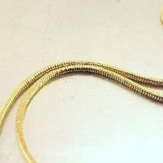 toujours chic le bijoux en plaqué or. Chaine Serpent, longueur 38